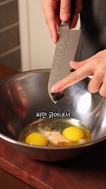 프라이팬에 기름을 두르고 식빵을 올려 약불에서 구워줍니다. 약불에서… — 바나나우유로 프렌치토스트를 만들면 맛있을까?