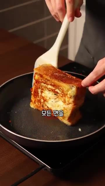 기름기를 제거하고 버터와 슈가파우더를 뿌려줍니다. — 바나나우유로 프렌치토스트를 만들면 맛있을까?