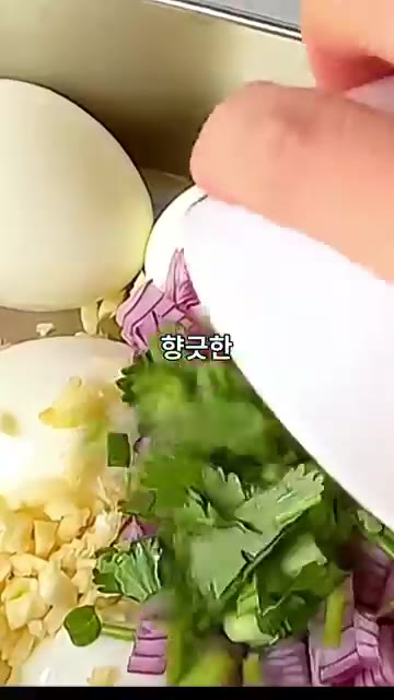 고수, 통깨, 소금, 설탕, 물, 간장을 넣고 잘 섞어주세요. — 계란장에 '이것' 하나 넣었더니 고급 레스토랑 맛이 난다고? 🍳🌿 #레시피