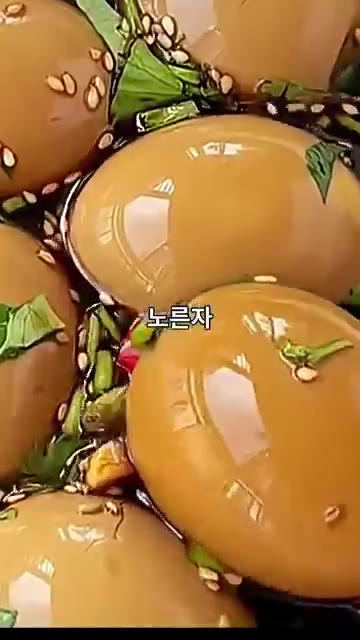 계란장 소스를 부어주면 고급 레스토랑 부럽지 않은 맛있는 계란장이… — 계란장에 '이것' 하나 넣었더니 고급 레스토랑 맛이 난다고? 🍳🌿 #레시피