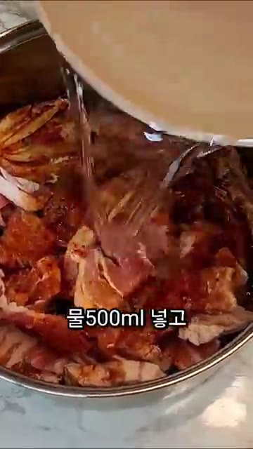 물을 500ml 붓고 뚜껑을 닫아 15분간 끓인다. — 돼지고기 묵은지찜 레시피
