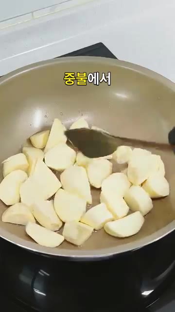고구마는 껍질을 벗기거나 그대로 깨끗이 씻어 한입 크기로 썰어 찬물… — 설탕은 젓지 마세요 바삭달콤 고구마 맛탕
