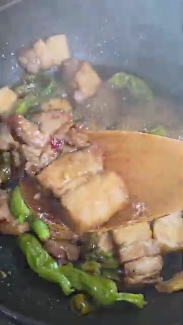 참나물과 양파를 접시에 깔고 간장 삼겹살을 위에 올려 완성한다. — 에어플라이어 삼겹살, 간단 간장소스 조림 레시피