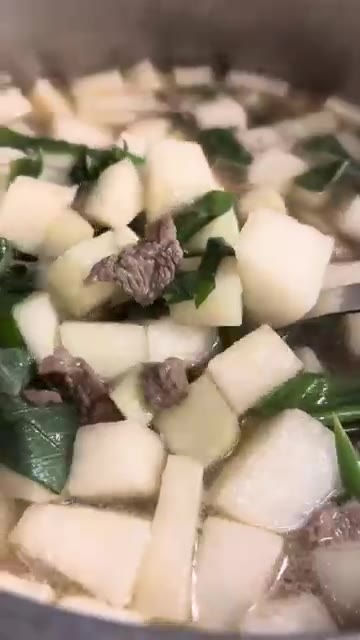 대파를 넣고 고소하고 시원한 소고기뭇국을 완성한다. — 소고기뭇국, 이렇게 끓이면 국물맛이 달라져요 !