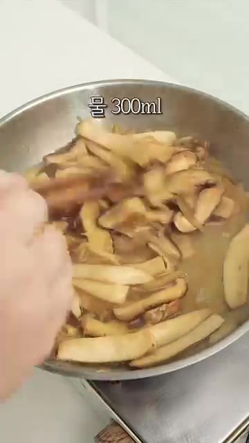 물 300ml와 들깨가루 3T, 참깨가루 1/2T를 넣고 잘 섞어줍니다. — 제철 버섯 무조건 또 해먹는 이 조합!!