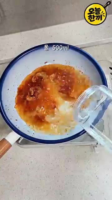 해동한 새우와 진간장을 넣고 살짝 볶아줍니다. — 해장하려다 중독된 맛! 칼칼한 원팬 새우파스타 🍝