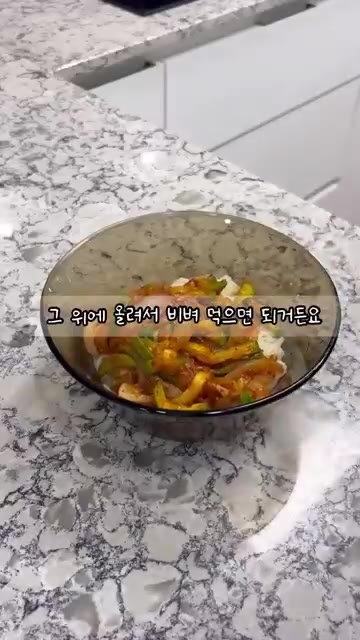 소면 2인분을 삶아 찬물에 헹궈 물기를 제거합니다. — 윤남노도 반한 애호박 비빔 국수