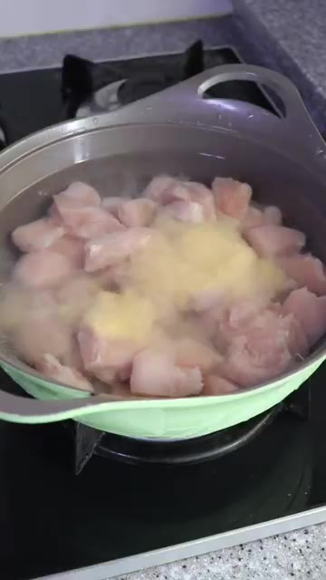 냄비에 닭가슴살 500g, 다진 생강술 3~4큰술, 레몬 슬라이스… — 마녀스프 만들기 (토마토스프)