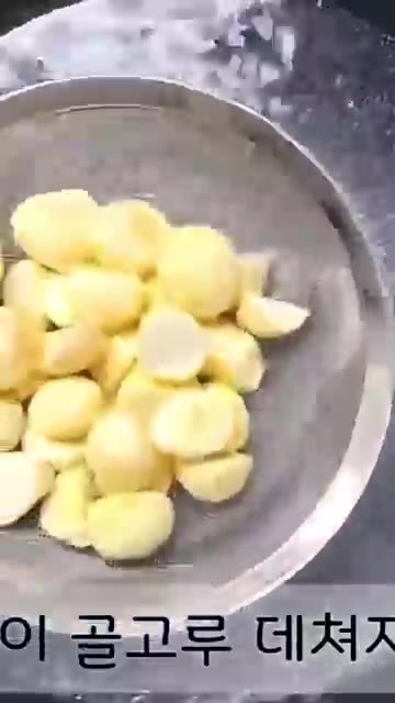 물이 끓으면 밤을 넣고 겉만 살짝 익도록 데쳐줍니다. — 밤 고추장 장아찌 만들기
