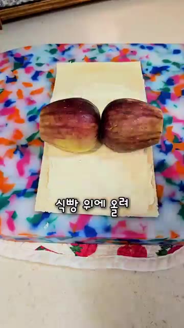 식빵 테두리를 자르고 두 장을 겹쳐 밀대로 납작하게 민 후, 지저분… — 무화과 샌드위치