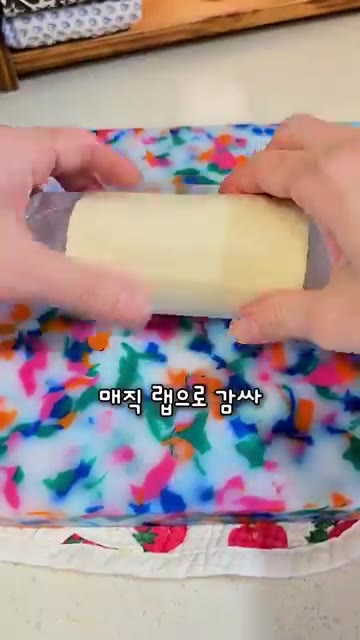식빵 위에 크림치즈를 바릅니다. — 무화과 샌드위치