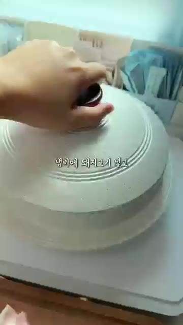 애호박과 양파는 큼직하게 썰고 대파는 어슷하게 썰어 준비한다. — 광주까지 줄 설 필요 없이 만드는 밥도둑 애호박찌개