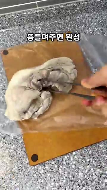 물이 끓어오르면 돼지 앞다리살 1kg과 소금 1스푼을 넣고 뚜껑을… — 냉제육과 돼지곰탕 한방에 만드는 법