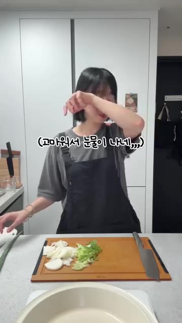 팬에 올리브유를 넉넉히 두르고 대파를 먼저 볶아 파기름을 낸다. 청… — 매콤한 오징어볶음 & 명란 순두부탕 레시피