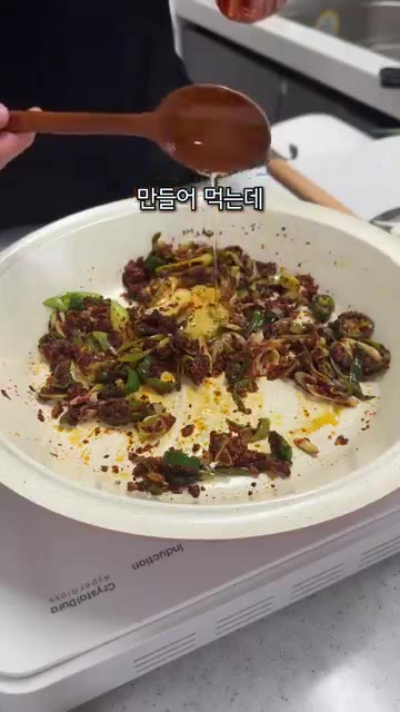 설탕이나 알룰로스를 넣고 섞은 뒤, 팬 한쪽에 간장을 넣고 끓이다가… — 매콤한 오징어볶음 & 명란 순두부탕 레시피