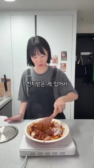 오징어를 넣고 볶다가 양념이 고루 섞이면 뚜껑을 닫고 2-3분 익힌… — 매콤한 오징어볶음 & 명란 순두부탕 레시피