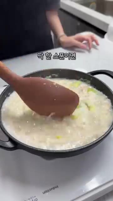 명란을 으깨가며 끓이고, 마지막에 대파와 취향껏 참기름을 조금 뿌려… — 매콤한 오징어볶음 & 명란 순두부탕 레시피