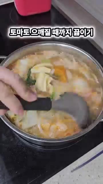 불을 끄고 코코넛 밀크 300ml를 넣고 섞어줍니다. — 초간단 똠양꿍 해장 레시피