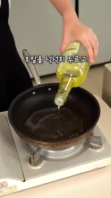 감자 전분에 갈은 감자와 소금을 약간 넣고 골고루 섞어 반죽을 만듭니다. — 집에서 감자전 잘 안 먹는 이유? 채칼 만능 볼로 해결!