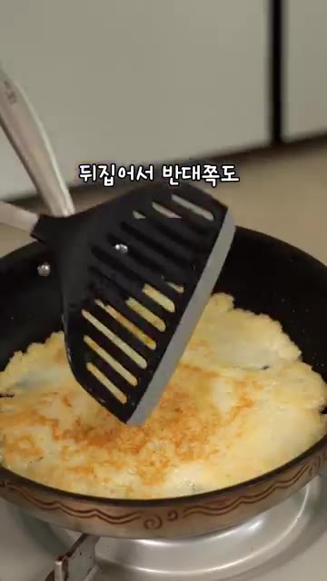 달군 팬에 기름을 넉넉히 두르고 감자 반죽을 얇게 펼쳐 올립니다. — 집에서 감자전 잘 안 먹는 이유? 채칼 만능 볼로 해결!