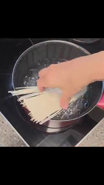 오이는 얇게 채 썰어 준비합니다. — 더위에 지친 날, 고소함 폭발하는 콩국수 한 그릇