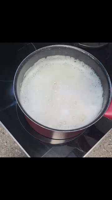 끓는 물에 소면을 넣고 3분 정도 삶아줍니다. — 더위에 지친 날, 고소함 폭발하는 콩국수 한 그릇