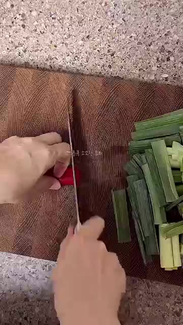 팬에 대패삼겹살 400g을 넣고 센 불로 구워 기름을 내줍니다. — 아이들도 코박고 먹는❗️대파 제육볶음 레시피