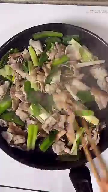 고기가 익으면 설탕 1큰술을 넣고 볶아줍니다. — 아이들도 코박고 먹는❗️대파 제육볶음 레시피