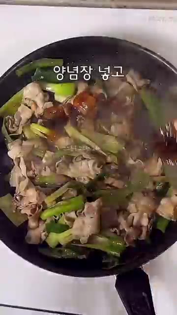 만들어둔 양념장을 넣고 재료에 잘 배도록 볶아줍니다. — 아이들도 코박고 먹는❗️대파 제육볶음 레시피