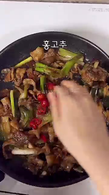 양념이 잘 뱄으면 참기름 1큰술과 썰어둔 홍고추를 넣고 섞어 마무리… — 아이들도 코박고 먹는❗️대파 제육볶음 레시피