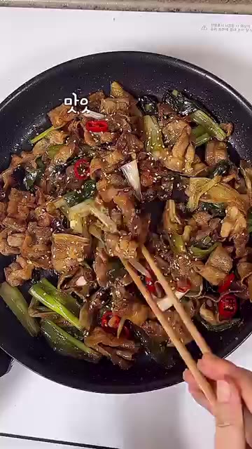 깨를 솔솔 뿌려 맛있게 드세요. — 아이들도 코박고 먹는❗️대파 제육볶음 레시피