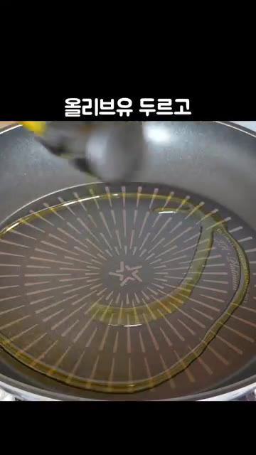 예열된 팬에 올리브유를 두르고 당근을 먼저 중불에서 볶아주세요. — 깜짝 놀랄 만큼 맛있는 '양배추볶음' 레시피