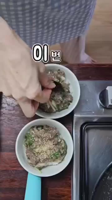 팬에 참소스, 다진 마늘, 물, 간장, 설탕, 전분물을 넣고 끓인… — 가성비 끝판왕! 명절 손님 접대용으로도 좋은 소고기 쪽파말이