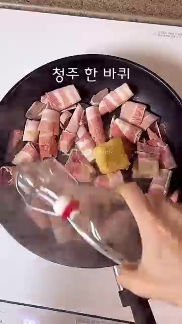 팬에 식용유를 두르고 대패삼겹살을 넣어 볶다가 기름이 나오면 다진… — 5분 완성!? 아이들이 코 박고 먹는 대패갈비덮밥 레시피