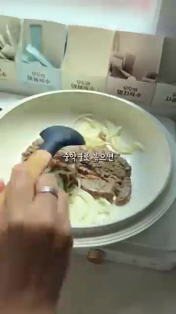 팬에 다진 소고기와 채 썬 양파를 넣고 간장, 후추를 약간 넣어 중… — 남는 모닝빵으로 만드는 치즈 불고기 빵