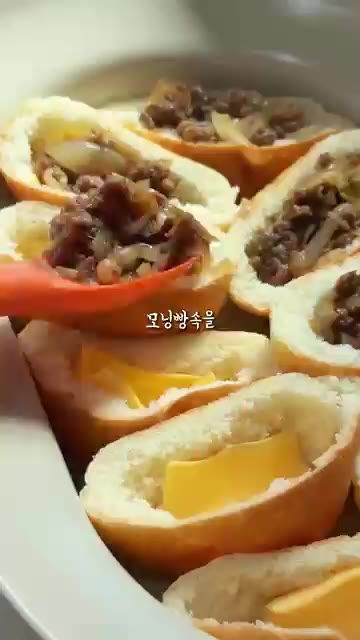 치즈를 채운 모닝빵에 볶은 소고기 양파를 채워 넣습니다. — 남는 모닝빵으로 만드는 치즈 불고기 빵