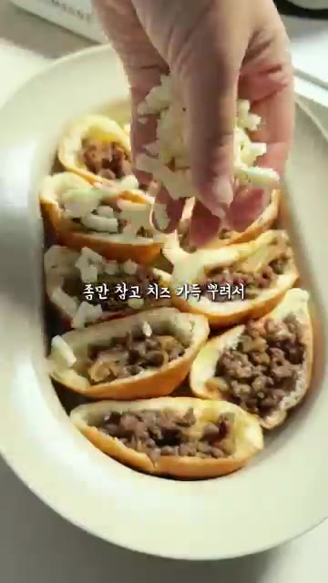 모닝빵 위에 모짜렐라 치즈를 가득 뿌립니다. — 남는 모닝빵으로 만드는 치즈 불고기 빵