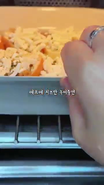 파슬리 가루를 뿌린 후 오븐이나 에어프라이어에 넣어 치즈가 녹을 때… — 남는 모닝빵으로 만드는 치즈 불고기 빵