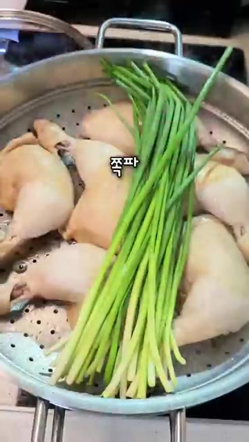 닭이 익으면 부추를 올리고 다시 뚜껑을 닫아 익힌다. — 이북식 찜닭 레시피