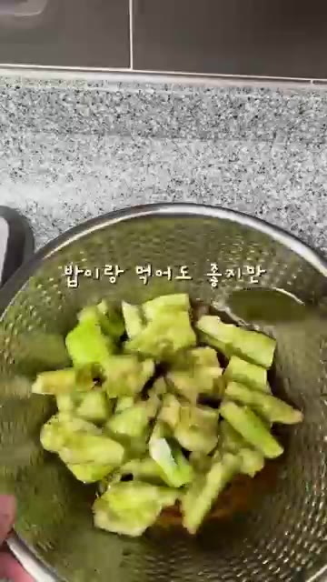 잘라둔 오이를 양념장에 넣고 버무려주세요. — 입맛 없을 때 최고! 정호영 셰프의 초간단 오이탕탕이 레시피