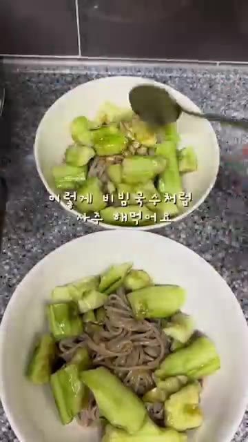소면을 삶아 그릇에 담고 양념한 오이를 올려주세요. — 입맛 없을 때 최고! 정호영 셰프의 초간단 오이탕탕이 레시피