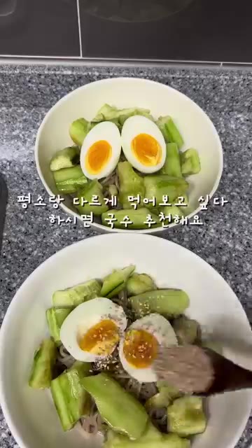 마지막으로 깨를 뿌려주면 완성입니다. — 입맛 없을 때 최고! 정호영 셰프의 초간단 오이탕탕이 레시피