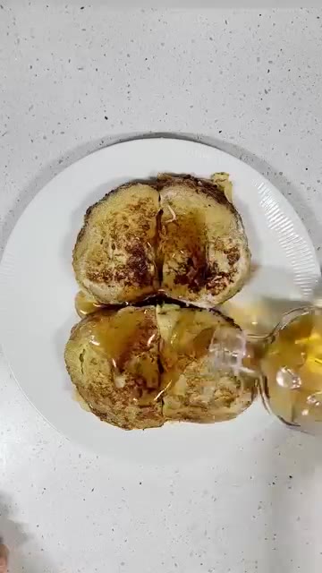 구워진 프렌치토스트를 접시에 담고 메이플 시럽을 뿌려 완성한다. — 죄책감 없는 프렌치토스트 레시피