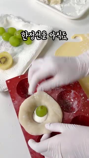 반죽을 둥글게 빚어 찹쌀떡 피를 만듭니다. — 랜덤 과일찹쌀떡 둥정선의 수상한 비밀...ㄷㄷ