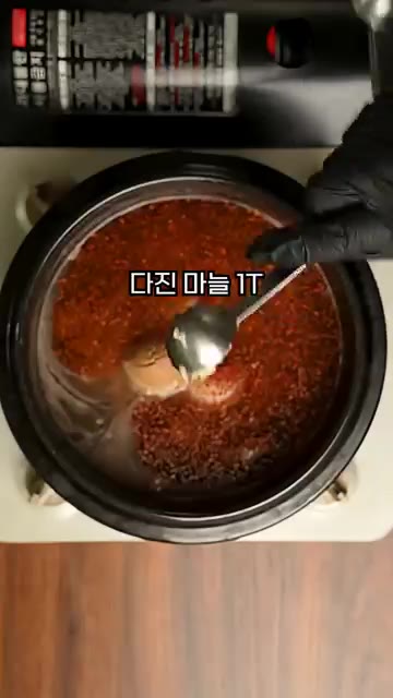 고기가 노릇해지면 물 600ml를 붓고 된장 3큰술, 고춧가루 1큰… — 봄에 안 먹으면 손해인 냉이된장찌개