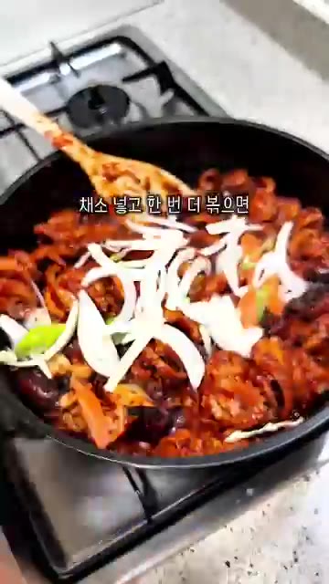 쭈꾸미와 남은 양념을 모두 넣고 볶는다. — 불향 가득 쭈꾸미 삼겹살 레시피