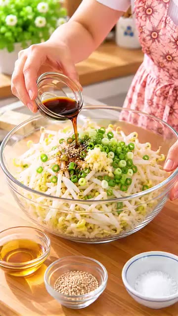 볼에 숙주, 대파, 다진 마늘, 국간장, 참기름, 통깨를 넣습니다. — 숙주나물 무침
