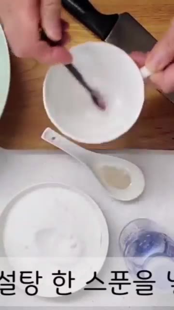 온수 반컵에 설탕 한 스푼을 넣고 녹여준 뒤 효모 0.35g을 뿌려… — 석류 와인 만들기