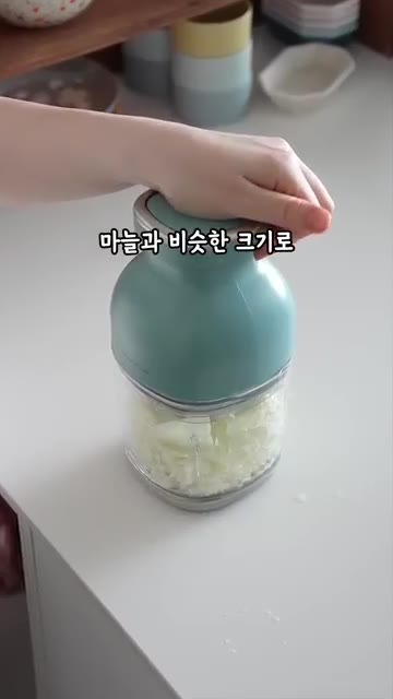 다진 양배추도 마늘과 비슷한 크기로 찹찹 다져줍니다. — 고기전용 비법소스😋 고기에 수북히 올려 드세요