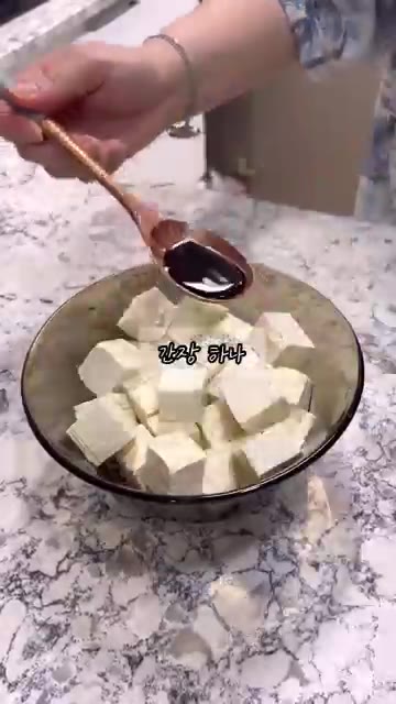 두부 반 모를 깍둑썰어 넣습니다. — 체중 감량 레시피: 밥, 두부, 계란으로 속 편한 한 끼 만들기